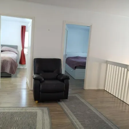 Bed and Breakfast Spacious Modern House 10 Km From Airport, Sauna